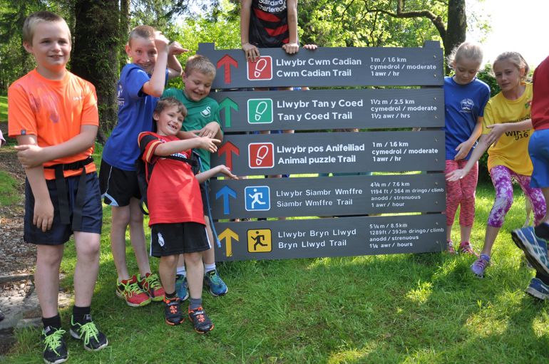 Plant lleol yn agor y llwybrau rhedeg newydd yng nghoedwig y Dyfi