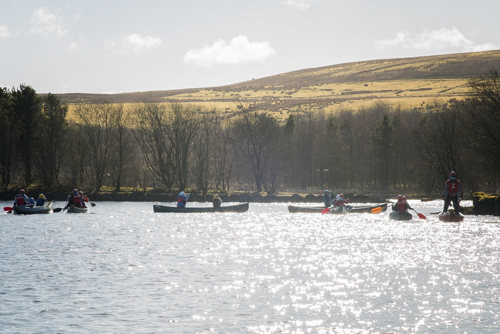 Plant a theuluoedd yn canŵio ym Mharc Bryn Bach