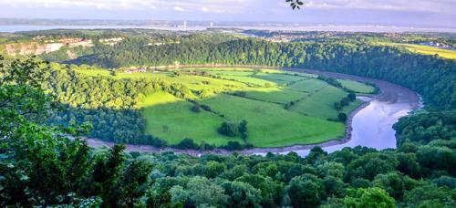 Llun o'r awyr yn dangos ystumiau eang ceunant rhannau isaf afon Gwy gyda chlogwyni calchfaen o Nyth yr Eryr