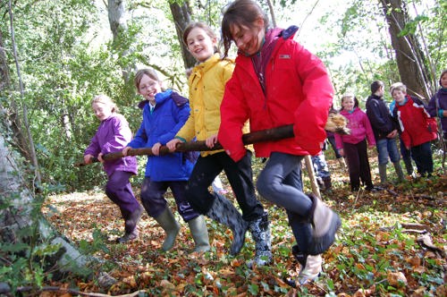 Plant yn gwneud ymarfer corff yn yr ysgol goedwig